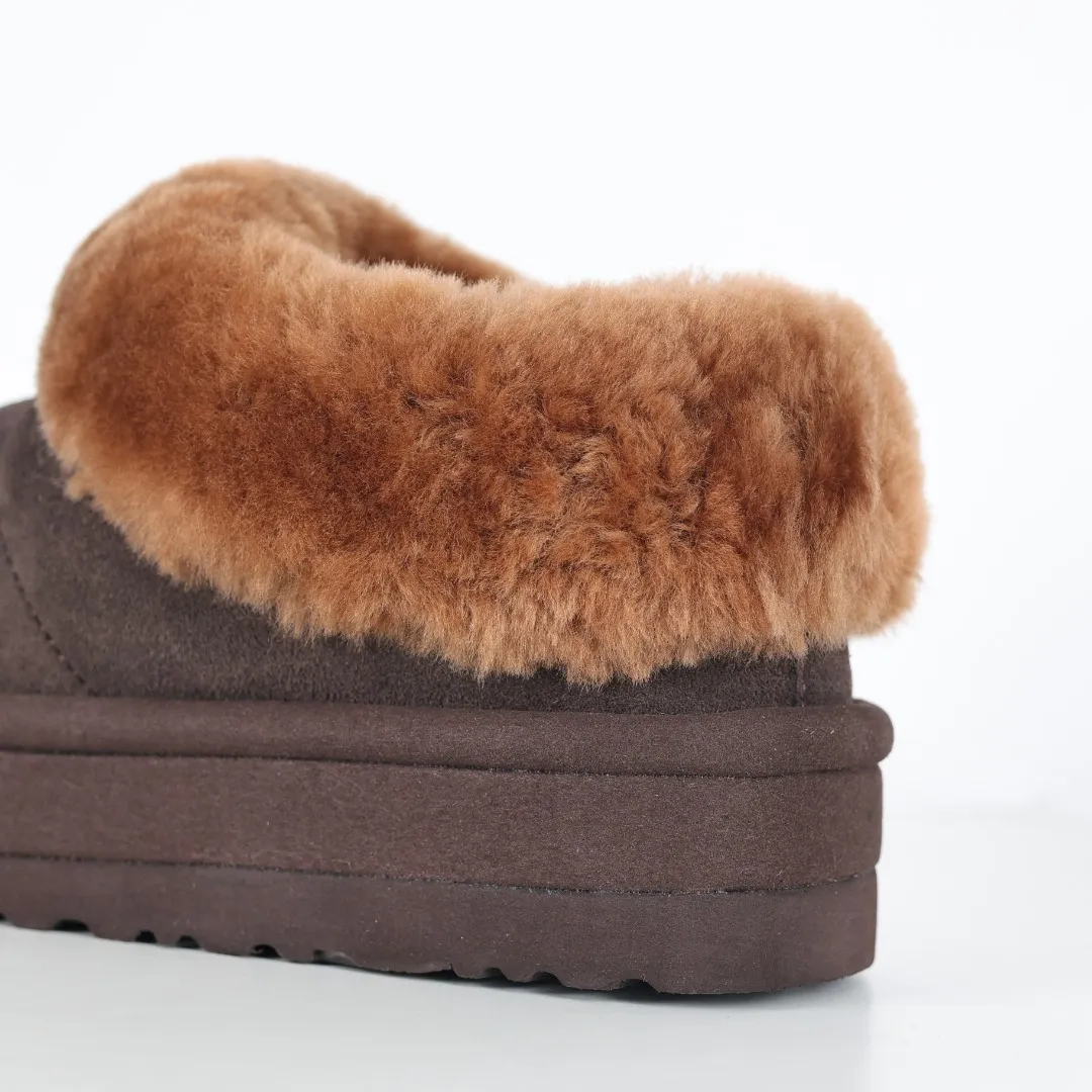 Pick up locally💰660 Core recommendation Good price Cashmere insoles are a very suitable choice for keeping warm in winter and at home. In the new year, uug launched a series of styles, which are partially geared towards the preferences of young consumers and have also moved to the forefront of fashion trends. Shoe body material Water-repellent coated suede upper 17mm UGGPURE™ implanted wool insole Lightweight non-slip comfortable rubber outsole With brand LOGO Trademark Comes with a full set of packaging Size: 35 36 37 38 39 40